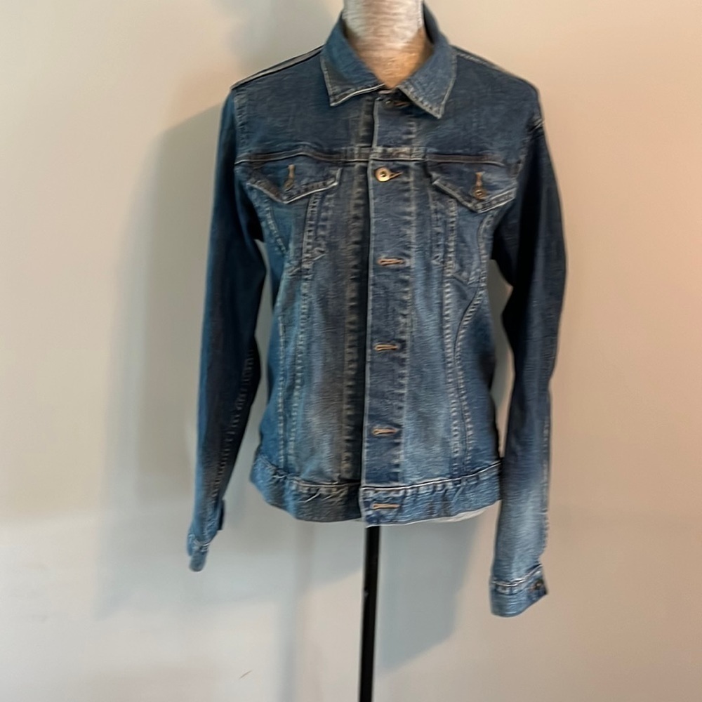 Uniqlo Denim Jacket size Medium Jean jacket looks new unisex.